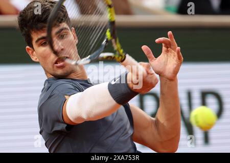 Paris, Frankreich. Juni 2024. Carlos Alcaraz aus Spanien spielt am Dienstag, den 4. Juni 2024, gegen Stefanos Tsitsipas aus Griechenland im Viertelfinalspiel der French Tennis Open in Roland Garros in Paris. Alcaraz gewann mit 6:3, 7:6, 6:4. Foto: Maya Vidon-White/UPI Credit: UPI/Alamy Live News Stockfoto