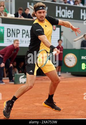 Paris, Frankreich. Juni 2024. Stefanos Tsitsipas aus Griechenland spielt am Dienstag, den 4. Juni 2024, gegen Carlos Alcaraz aus Spanien im Viertelfinalspiel der French Tennis Open in Roland Garros in Paris, Frankreich. Alcaraz gewann mit 6:3, 7:6, 6:4. Foto: Maya Vidon-White/UPI Credit: UPI/Alamy Live News Stockfoto
