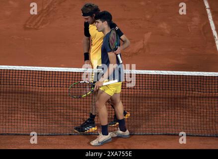 Paris, Frankreich. Juni 2024. Carlos Alcaraz aus Spanien und Stefanos Tsitsipas aus Griechenland umarmen sich am Ende ihres Viertelfinalspiels der French Tennis Open am Dienstag, den 4. Juni 2024, in Roland Garros in Paris. Alcaraz gewann mit 6:3, 7:6, 6:4. Foto: Maya Vidon-White/UPI Credit: UPI/Alamy Live News Stockfoto