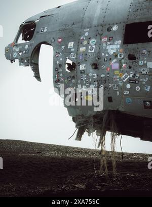 Das Wrack der DC-3, die jahrzehntelang am schwarzen Sandstrand von Solheimasandur in Island stillgelegt wurde. Stockfoto