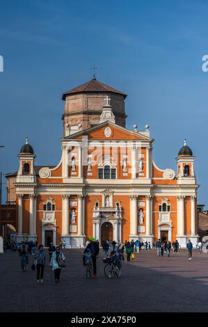 Menschen und Radfahrer auf der Piazza dei Martiri, im Hintergrund Carpi Kathedrale, Basilica di Santa Maria Assunta, Carpi, Provinz Modena, Region o Stockfoto