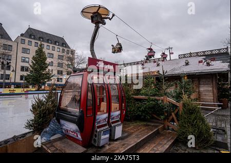 Eine Seilbahn für den Transport von Passagieren über eine kleine Eisbahn im Freien auf einem Weihnachtsmarkt Stockfoto