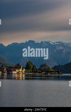 Pella ist eine Gemeinde am Westufer des Orta-Sees in der italienischen Provinz Novara, der Orta-See ist ein norditalienischer See im nördlichen Ital Stockfoto