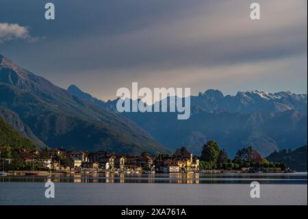 Pella ist eine Gemeinde am Westufer des Orta-Sees in der italienischen Provinz Novara, der Orta-See ist ein norditalienischer See im nördlichen Ital Stockfoto