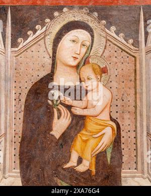 PERUGIA, ITALIEN - 15. MAI 2024: Das mittelalterliche Fresko der Madonna in der Kirche Basilica di San Domenico (1396). Stockfoto