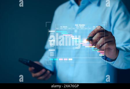 Projektmanager, der auf einem Tablet arbeitet. Aktualisieren von Aufgaben und Meilensteinen Fortschrittsplanung mit der Planungsoberfläche für Gantt-Diagramme für Unternehmen auf dem virtuellen Bildschirm Stockfoto