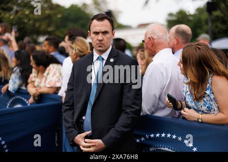 Washington, Usa. Juni 2024. Ein Secret Service Officer befragt den South Lawn während des Kongresspicknicks im Weißen Haus. Foto: Aaron Schwartz/SIPA USA) Credit: SIPA USA/Alamy Live News Stockfoto