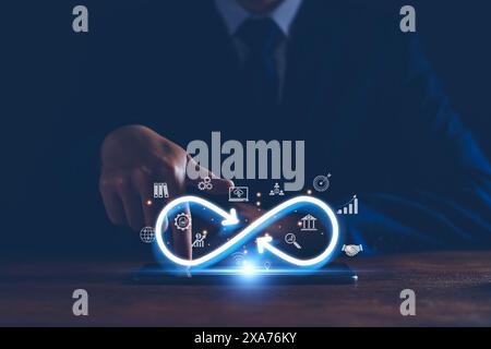 Technologie Infinity Data Link Konzept, Geschäftsmann Hände halten virtuelle Infinity mit Technologie Marketing Online Symbol als Symbol für Verbindung mit Co Stockfoto