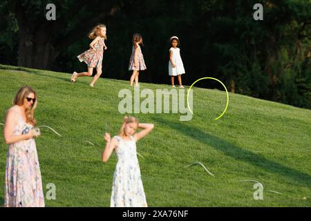 Washington, Usa. Juni 2024. Kinder spielen auf dem South Lawn während des Kongresspicknicks im Weißen Haus. Foto: Aaron Schwartz/SIPA USA) Credit: SIPA USA/Alamy Live News Stockfoto