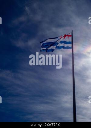 Flagge von Adjara gegen den Himmel. Staatssymbole von Georgien. Die Fahne flattert am Fahnenmast Stockfoto