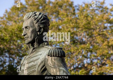 Jackson, Mississippi, USA - 23. April 2024: Nachmittagslicht auf eine historische Statue von Präsident Andrew Jackson vor dem Rathaus. Stockfoto