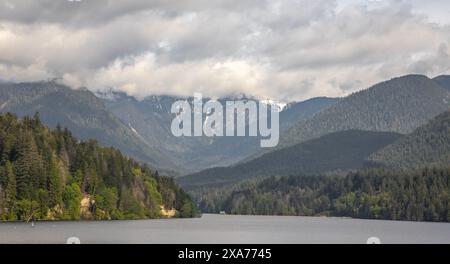 Der Capilano River Regional Park in North Vancouver, British Columbia, Kanada umfasst den Cleveland Dam, das Capilano Resevoir, Picknickbereiche, ein Camp, Stockfoto