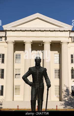 Jackson, Mississippi, USA - 23. April 2024: Nachmittagslicht auf eine historische Statue von Präsident Andrew Jackson vor dem Rathaus. Stockfoto