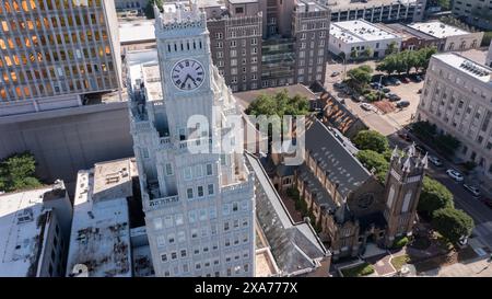 Jackson, Mississippi, USA - 23. April 2024: Die historischen Gebäude der Innenstadt von Jackson leuchten am Nachmittag. Stockfoto