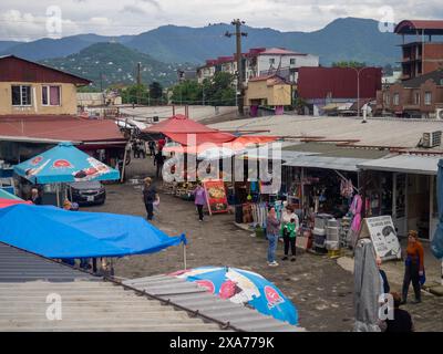 Batumi, Georgien. 06.01.2024 Orientalischer Basar von oben nach unten. Blick auf den Basar in Batumi. Einkaufspassagen. Kleine Privatunternehmen Stockfoto
