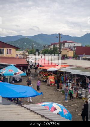 Batumi, Georgien. 06.01.2024 Orientalischer Basar von oben nach unten. Blick auf den Basar in Batumi. Einkaufspassagen. Kleine Privatunternehmen Stockfoto