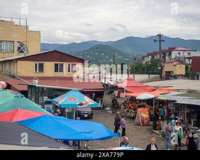 Batumi, Georgien. 06.01.2024 Orientalischer Basar von oben nach unten. Blick auf den Basar in Batumi. Einkaufspassagen. Kleine Privatunternehmen Stockfoto