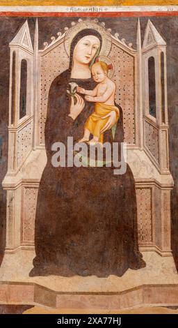 PERUGIA, ITALIEN - 15. MAI 2024: Das mittelalterliche Fresko der Madonna in der Kirche Basilica di San Domenico (1396). Stockfoto