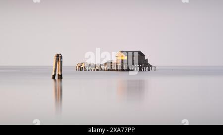 Blick auf die Fischerhütte 39 auf Holzpfählen in der Lagune von Venedig, Pellestrina, Veneto, Italien, Europa Stockfoto