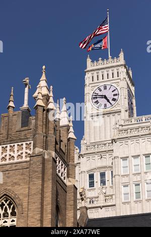 Jackson, Mississippi, USA - 23. April 2024: Die historischen Gebäude der Innenstadt von Jackson leuchten am Nachmittag. Stockfoto