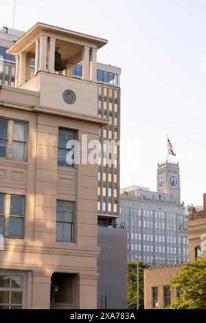 Jackson, Mississippi, USA - 23. April 2024: Die historischen Gebäude der Innenstadt von Jackson leuchten am Nachmittag. Stockfoto