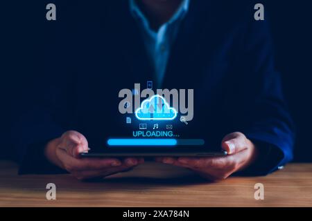 Datenupload in Cloud-Storage-Computing-Konzept. Mann mit Smartphone und Computer zum hoch- und Herunterladen von Geschäftsinformationen und Mediendateien. Cloud Comp Stockfoto