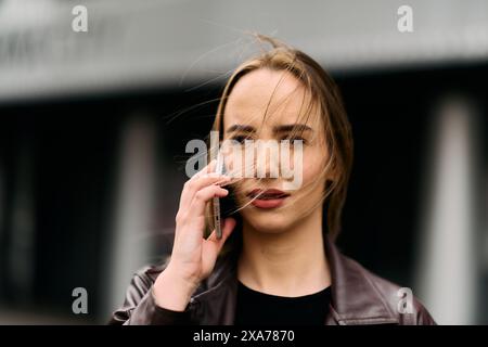 Geschäftsfrau Mit Telefon In Der Nähe Des Büros. Porträt Der Schönen Lächelnden Frau In Mode-Büro-Kleidung, Die Am Telefon Spricht, Während Sie Draußen Steht. Telefon Stockfoto