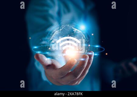 WIFI-Internetzugang. Mann, der Smartphone nutzt, verbindet Kommunikation, soziales Netzwerk, Geschäftskontakt, Online-Shopping über Internet-wlan-Hotspot Stockfoto