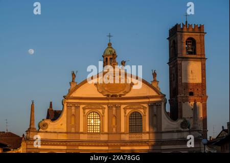 Piazza Ducale mit Kathedrale Vigevanono Cattedrale di Sant'Ambrogio am Ende des Platzes, Vigevano, Provinz Pavia, Lombardei, Italien, Eur Stockfoto