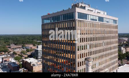 Jackson, Mississippi, USA - 23. April 2024: Die historischen Gebäude der Innenstadt von Jackson leuchten am Nachmittag. Stockfoto