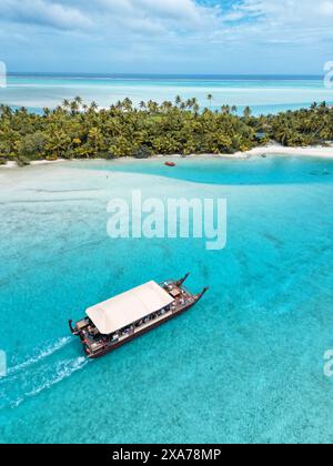 Ein Luftbild eines Bootes bei One Foot Island, Aitutaki. Stockfoto