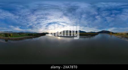 Ein Panoramablick auf den Fraser River in British Columbia, Kanada bei Sonnenuntergang Stockfoto