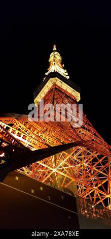Der Eiffelturm leuchtet nachts rot Stockfoto