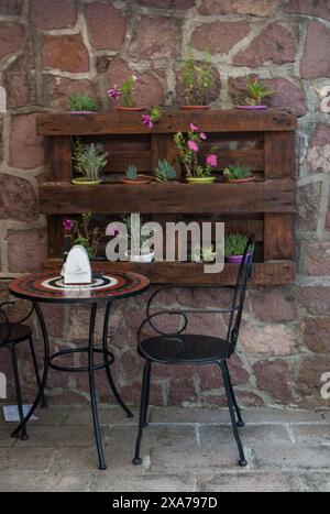 Zwei Stühle in einer Ecke einer Terrasse Stockfoto