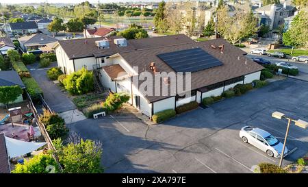 Die Inspektionen der Solarpaneele auf dem Dach im Silicon Valley Stockfoto
