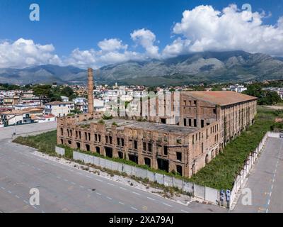 Aus der Vogelperspektive sehen Sie die Überreste einer verlassenen Ziegelfabrik in Scauri, Italien Stockfoto