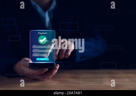 Digitales Online-Zahlungskonzept. Geschäftsleute, die Mobiltelefone, Online-Zahlungen, Bankgeschäfte, Online-Shopping nutzen. Technologie-Online-Banking-Anwendung Stockfoto