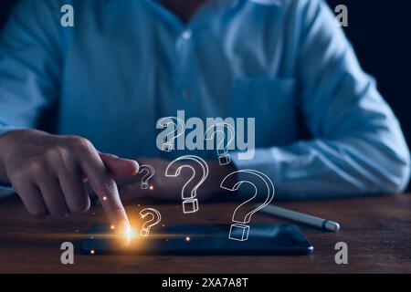 FAQ-Konzept, Fragen stellen, Antworten online im Kundendienst finden. Geschäftsleute verwenden ein Tablet, das Kundenfragen online beantwortet, häufig gestellte Fragen. Online-Service g Stockfoto