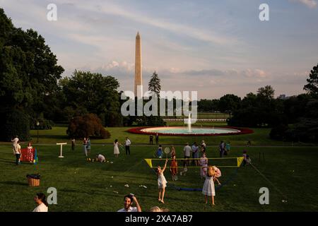 Washington, Usa. Juni 2024. Die Teilnehmer spielen am 4. Juni 2024 beim Picknick des Weißen Hauses auf dem South Lawn des Weißen Hauses in Washington, DC. Biden unterzeichnete am Dienstag eine Anordnung, die ihm erlaubte, einige Asylanträge an der US-mexikanischen Grenze zu stoppen, um Migrantenübergänge einzudämmen und eine seiner größten Verbindlichkeiten im Wahlkampf gegen Donald Trump zu lösen. Foto: Al Drago/UPI Credit: UPI/Alamy Live News Stockfoto