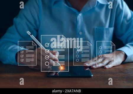 Geschäftsmann, der mit Tablet arbeitet. Markieren der Kontrollkästchen. Erfolgreicher Abschluss von Geschäftsaufgaben. Digitales Marketing der Statistikebene u Stockfoto