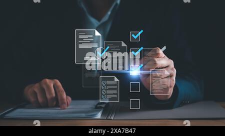 Dokumentenmanagement-Konzept, Geschäftsmann prüft elektronische Dokumente, Umfrage ausfüllen. Checkliste für digitale Formulare auf virtuellem Bildschirm Dokumentverwaltung Stockfoto
