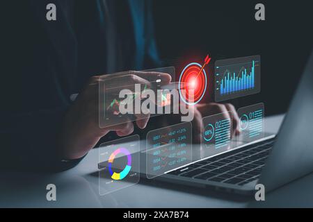 KPI zur Leistungsanalyse und Erstellung von Einsichtsberichten für das Operations Management. Geschäftsmann arbeitet auf einem Notebook, das Business Analytics Dashboard mit anzeigt Stockfoto