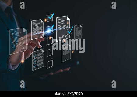 Dokumentenmanagement-Konzept, Geschäftsmann prüft elektronische Dokumente, Umfrage ausfüllen. Checkliste für digitale Formulare auf virtuellem Bildschirm Dokumentverwaltung Stockfoto