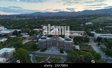 ariel, das im Boise State Capitol-Gebäude aufgenommen wurde, wurde während des frühen Morgenlichts mit Blick auf die Berge aufgenommen Stockfoto