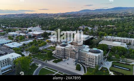 Foto des Boise State Capital Building mit Blick nach Südosten in Richtung Berge und Morgenhimmel Stockfoto