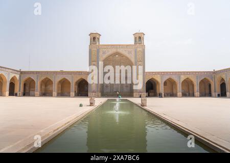 Der kristallklare Pool vor der Vakil-Moschee mit zahlreichen Bögen in Shiraz, Iran Stockfoto