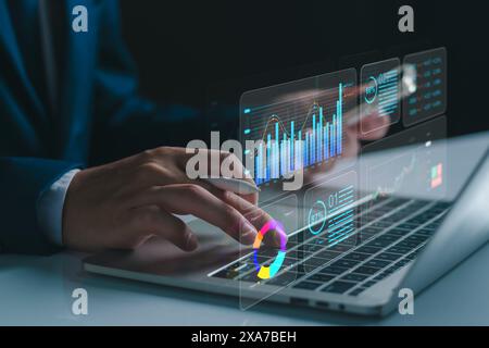 KPI-Geschäftsanalysekonzept. Geschäftsmann analysiert mithilfe des virtuellen Bildschirms des KPI-Dashboards Datenberichte, Geschäftstendenzen, Marketing, Unternehmensfinanzen, Investitionen Stockfoto