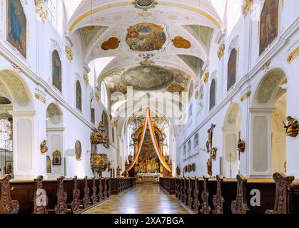 Innenraum der Pfarrkirche St. Emmeram (ehemalige Benediktinerkirche Mariä Himmelfahrt) in Geisenfeld in Oberbayern Stockfoto