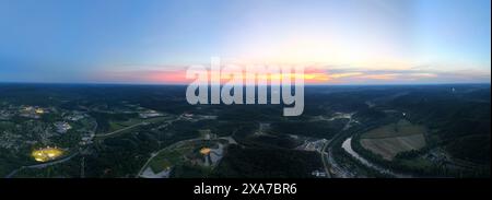 Ein Blick aus der Luft auf einen malerischen Sonnenuntergang in Kentucky Stockfoto