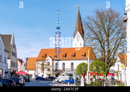 Der Stadtplatz Vohburg an der Donau mit der Kirche St. Anton und Maipole in Oberbayern in Deutschland Stockfoto